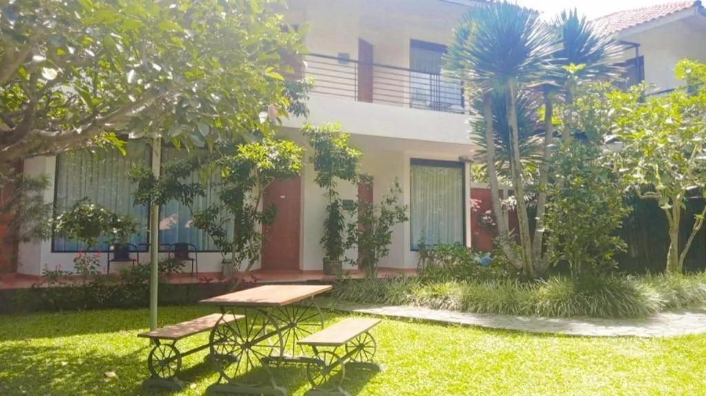 Hotel La Oma Lembang Zewnętrze zdjęcie